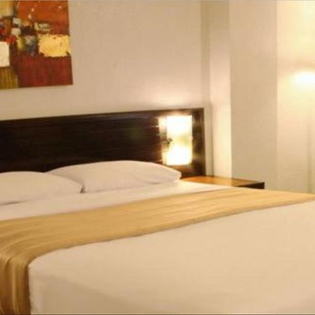 Rothman Hotel Манила Экстерьер фото